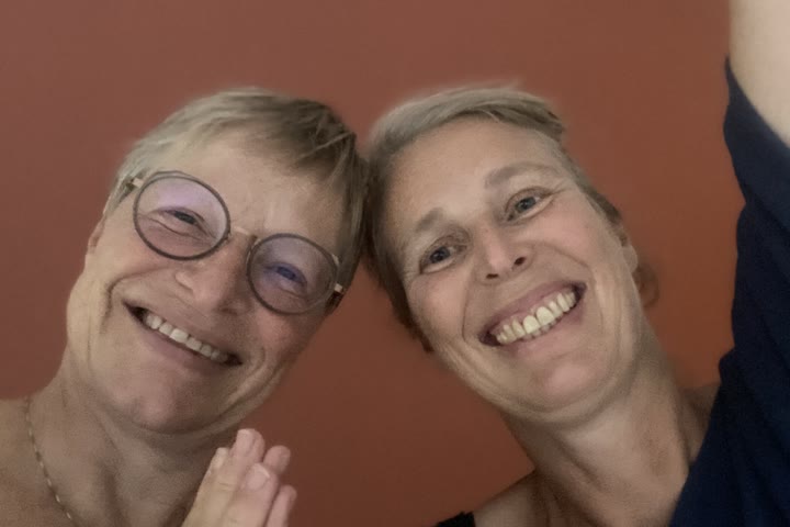 Irene en Margarette lachend samen op de foto