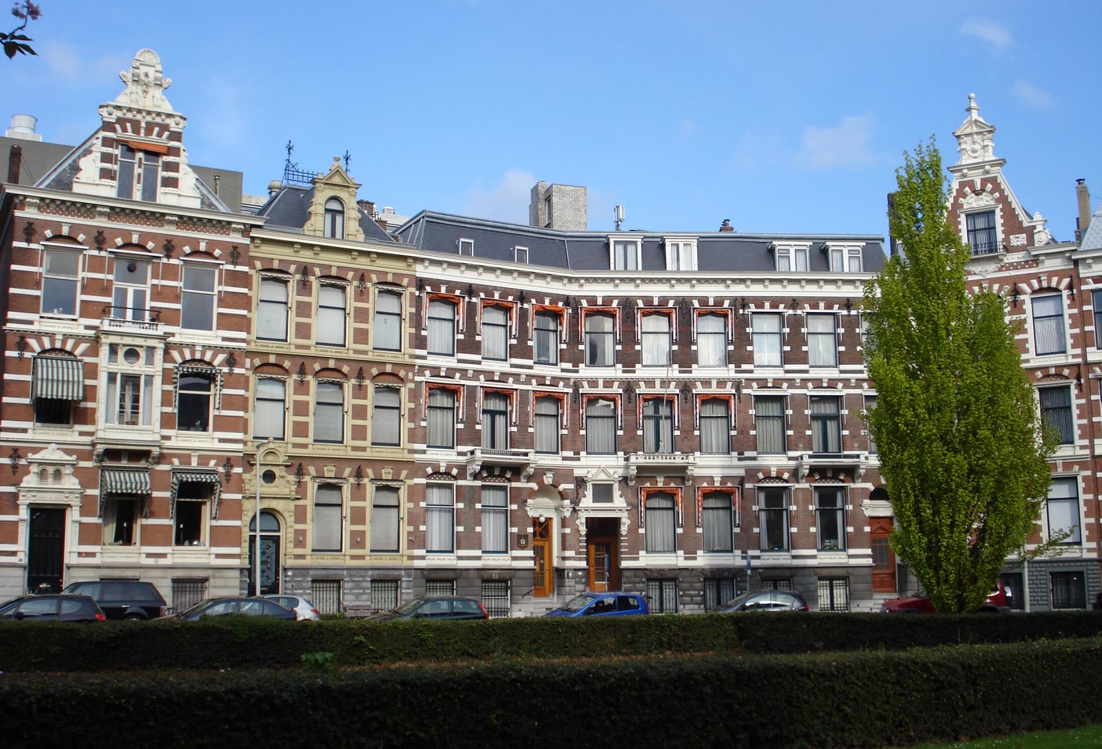 De monumentale gevels aan het Koningin Emmaplein in de zon