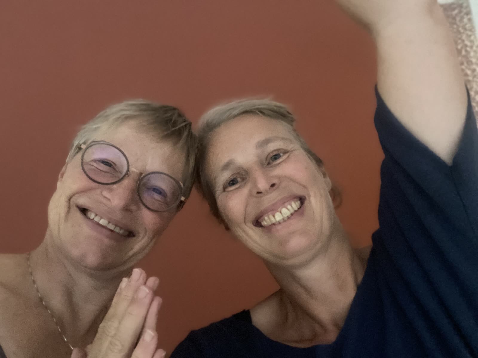 Irene en Margarette lachend samen op de foto