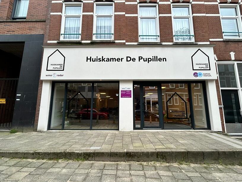 De voorgevel van Huiskamer De Pupillen aan de Pupillenstraat
