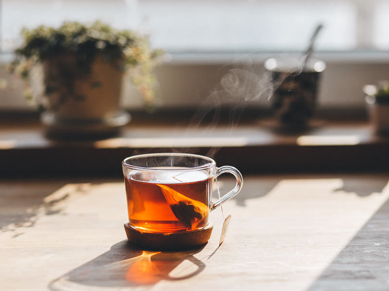 Een glas thee in de middagzon